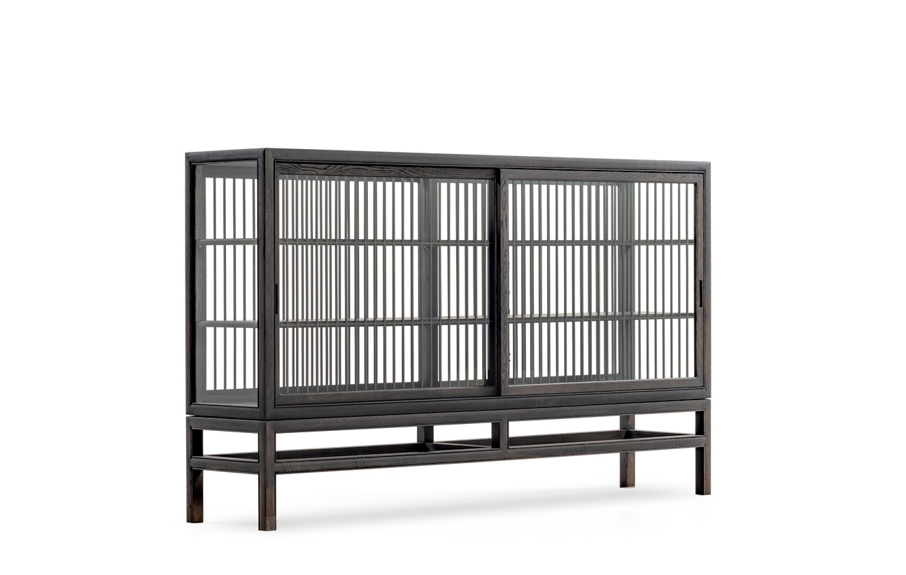 Museum cabinet transparency